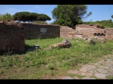 07423 ostia - regio iv - insula iii - edificio (iv,iii,2) - laden - cardo maximus - nordecke - 06-2024.jpg